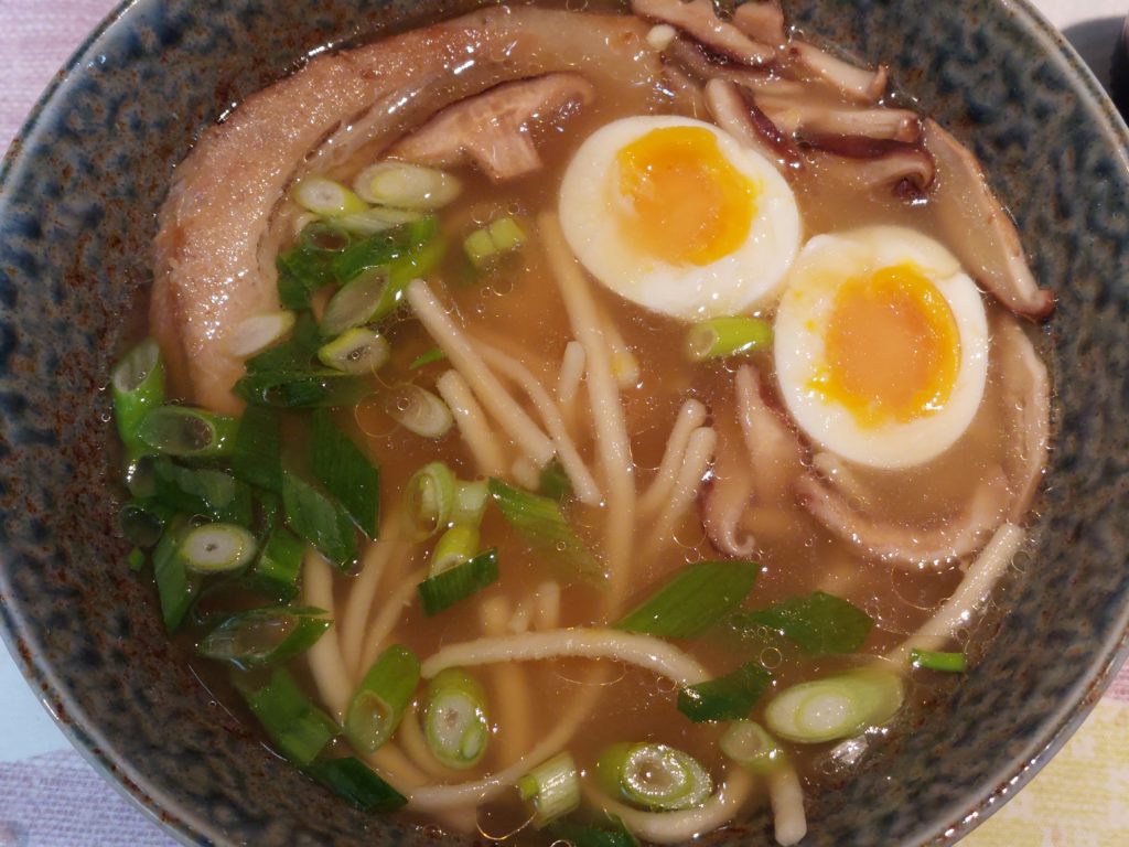 bol de Ramen avec tranches de champignon