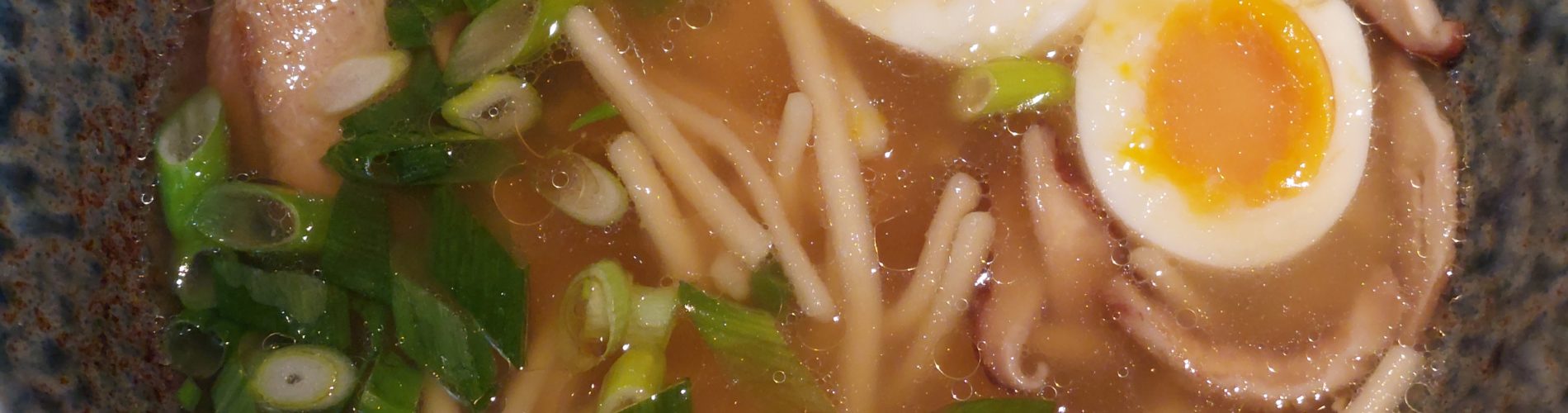 bol de Ramen avec tranches de champignon