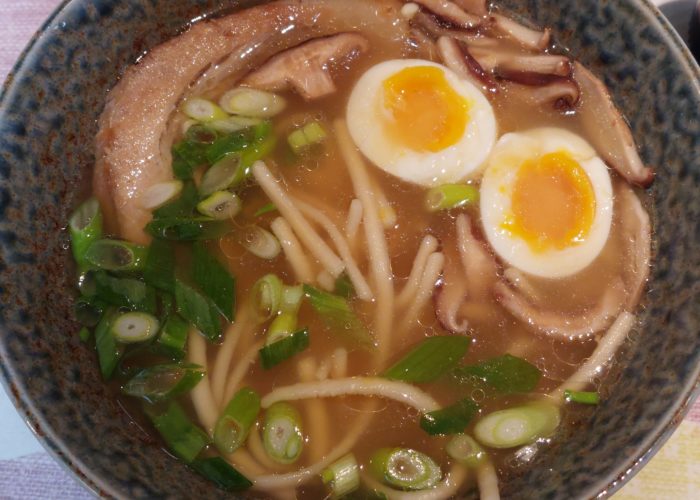 bol de Ramen avec tranches de champignon