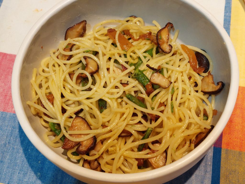 spaghetti et légumes dans un bol a fond plat