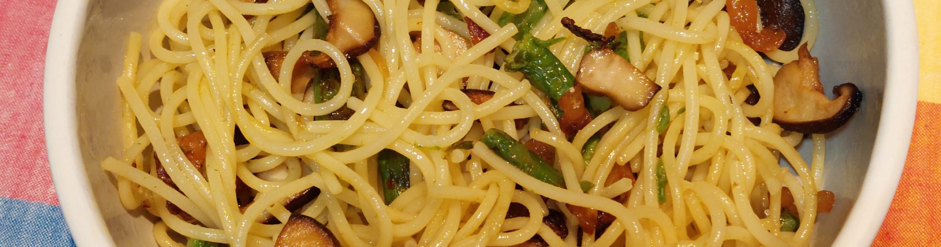 spaghetti et légumes dans un bol a fond plat