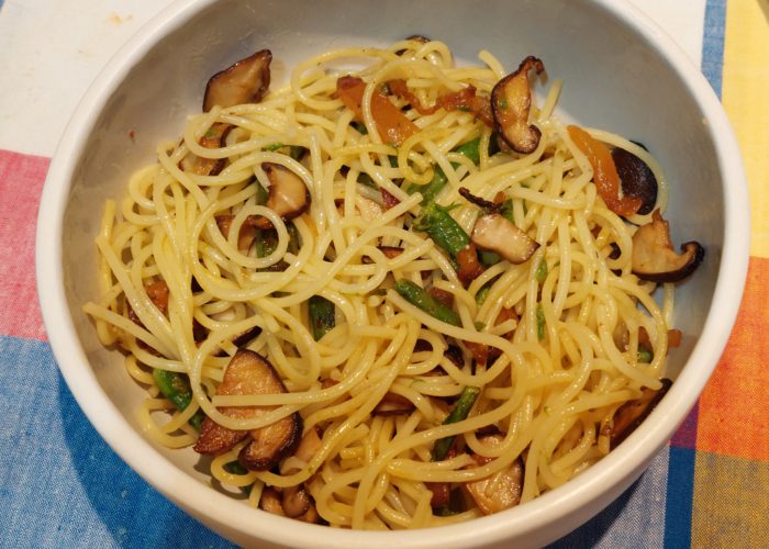 spaghetti et légumes dans un bol a fond plat