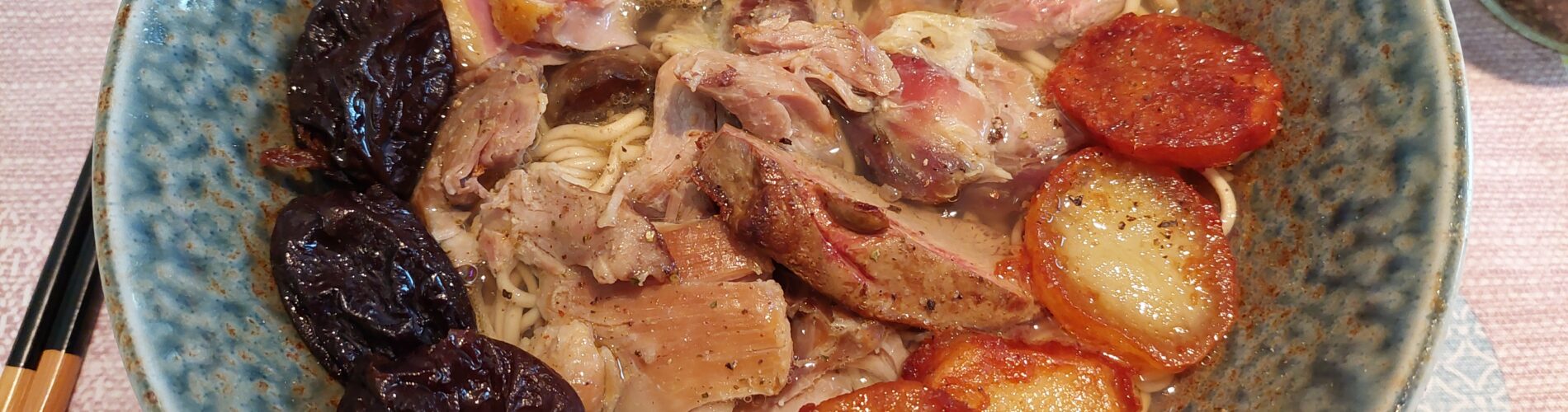 ramen dans un bol avec des la viande de canard et des pruneaux