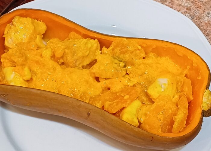 demi courge butternut évidée remplie avec des morceaux de légume et de poisson