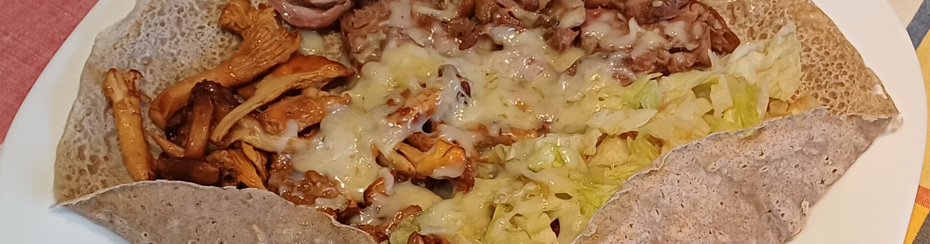 galette de sarrasin garnie de chou andouillette girolles et fromage fondu