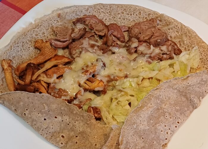 galette de sarrasin garnie de chou andouillette girolles et fromage fondu